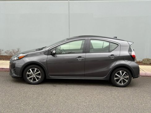 Used 2018 Toyota Prius C Two image 3