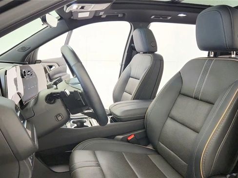 Used 2025 Chevrolet Traverse High Country AWD/4WD image 30