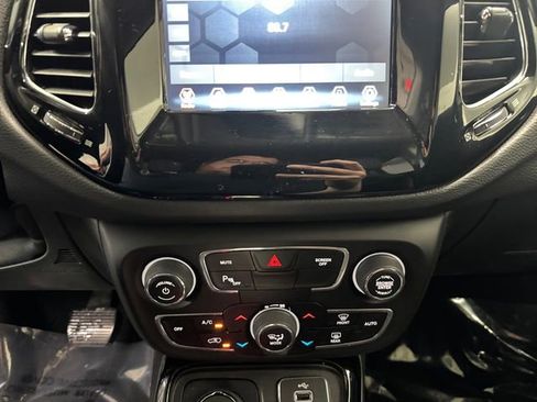 Used 2018 Jeep Compass Latitude w/ Popular Equipment Group AWD/4WD image 3