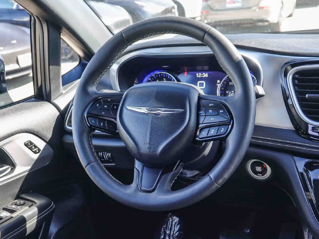 Used 2025 Chrysler Pacifica Limited FWD image 14
