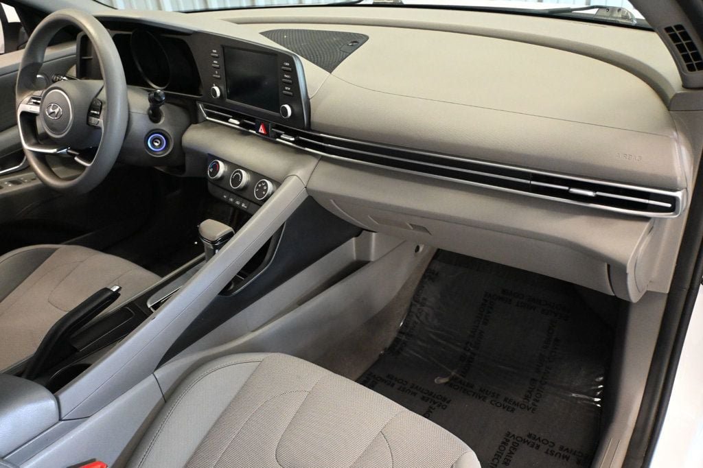 Used 2021 Hyundai Elantra SE FWD image 11