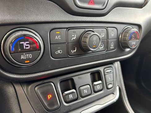 Used 2020 GMC Terrain SLT w/ Preferred Package AWD/4WD image 29