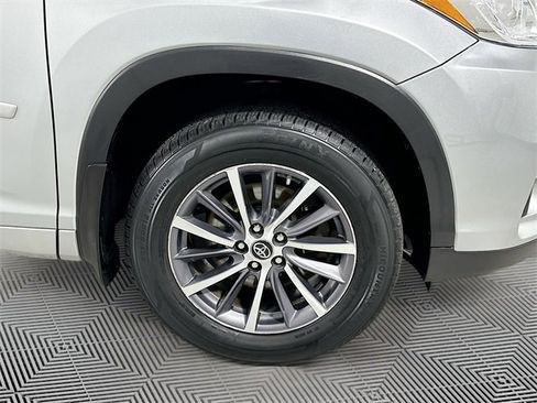 Used 2018 Toyota Highlander XLE image 25