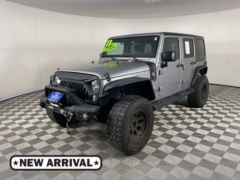 Used 2018 Jeep Wrangler Unlimited Sahara w/ Connectivity Group AWD/4WD image 1
