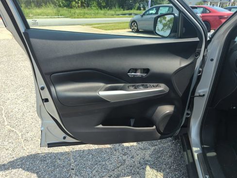 Used 2019 Nissan Kicks SR w/ SR Premium Package FWD image 18