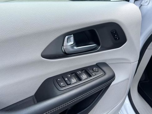 Used 2024 Chrysler Pacifica Touring-L FWD image 19