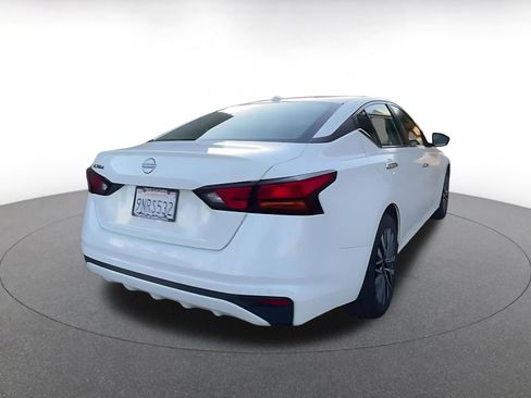 Used 2025 Nissan Altima 2.5 SV FWD image 14