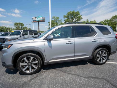 Used 2025 Honda Pilot Elite image 3