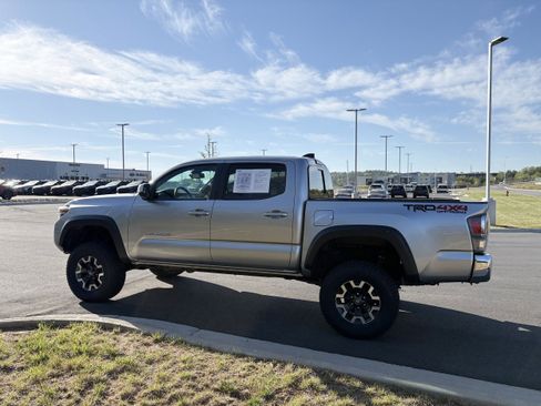 Used 2022 Toyota Tacoma TRD Off-Road AWD/4WD image 5