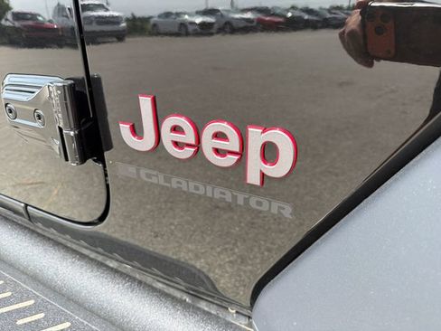 Used 2025 Jeep Gladiator Rubicon w/ Convenience Group AWD/4WD image 5