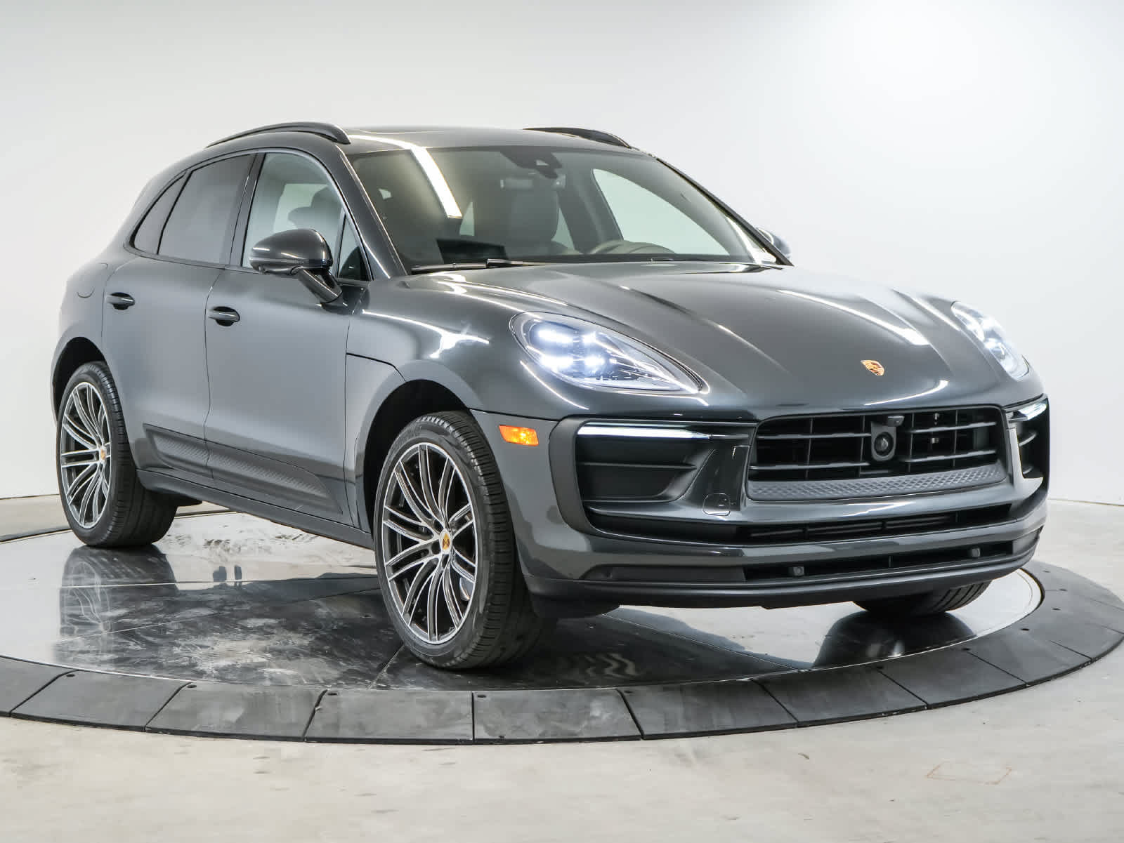 Certified 2024 Porsche Macan AWD/4WD image 7