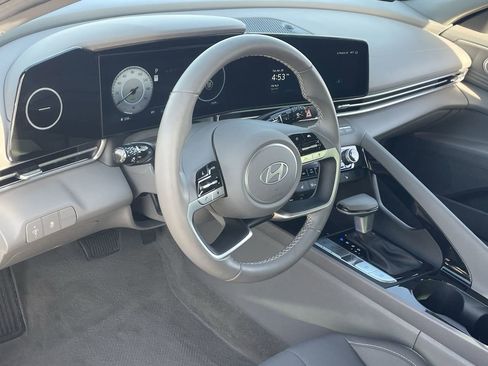Certified 2025 Hyundai Elantra SEL FWD image 17