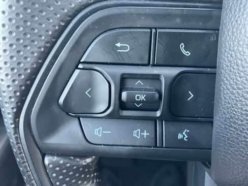 Used 2025 Toyota Tacoma SR5 AWD/4WD image 17