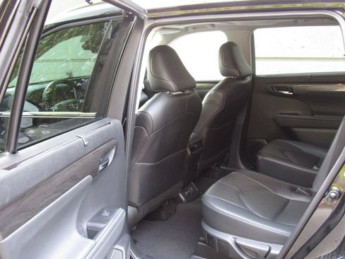 Used 2024 Toyota Highlander Limited AWD/4WD image 14