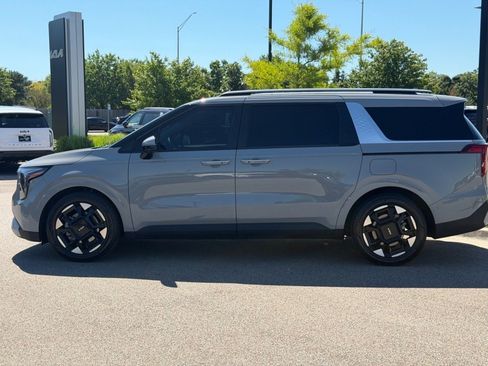 Used 2025 Kia Carnival EX FWD image 3