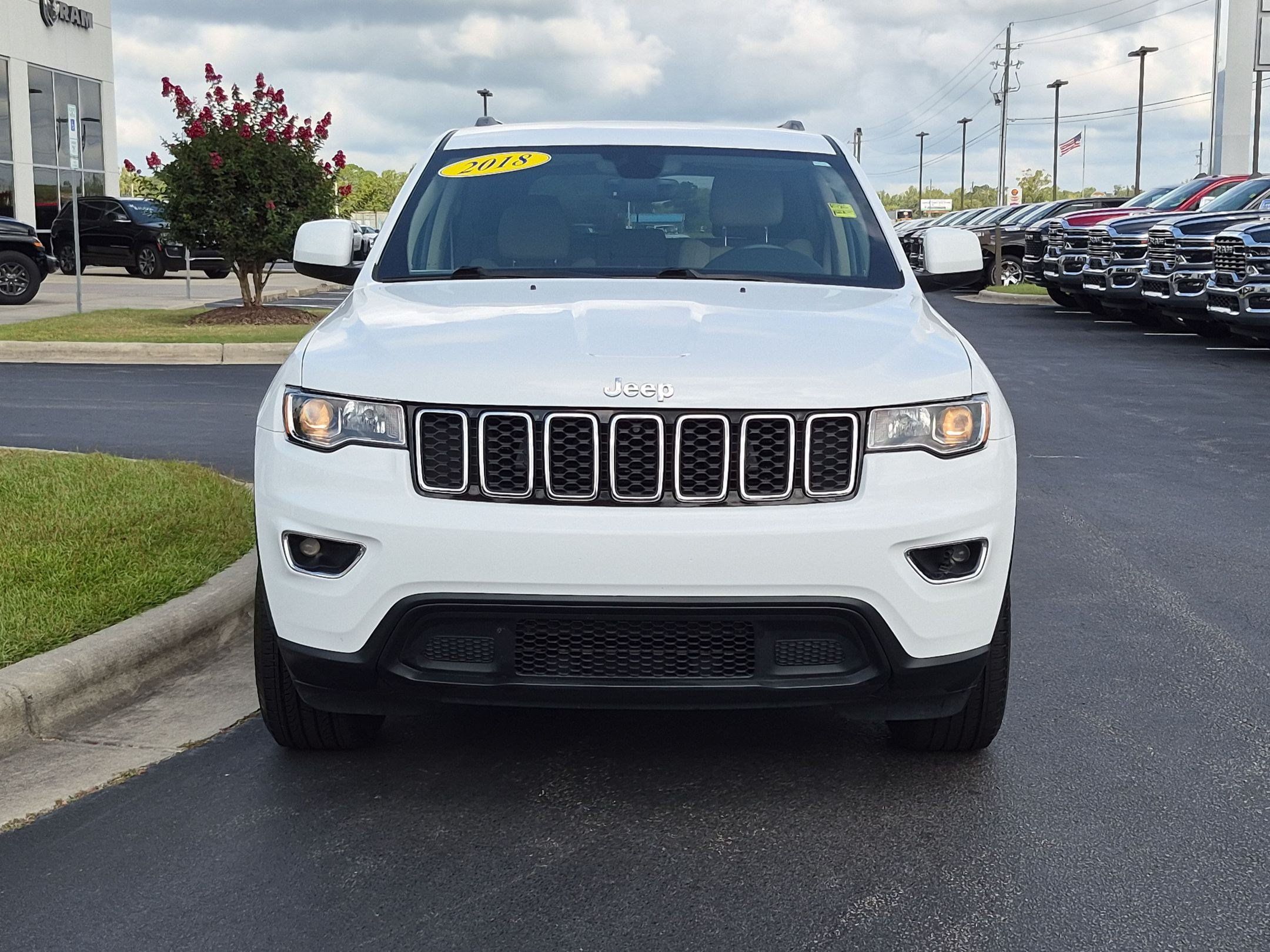 Used 2018 Jeep Grand Cherokee Laredo RWD image 2