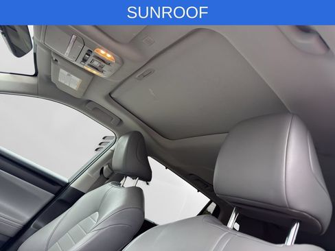 Used 2021 Toyota Highlander XLE AWD/4WD image 2