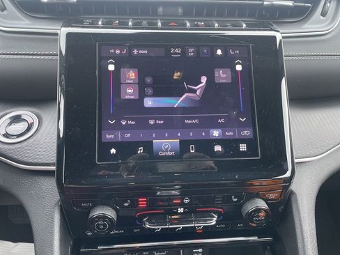 Used 2024 Jeep Grand Cherokee Altitude image 28