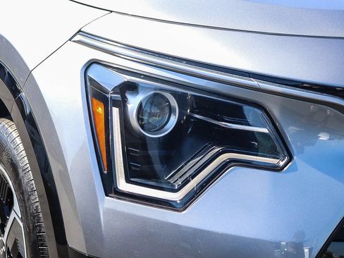 Certified 2025 Kia Niro FWD image 8