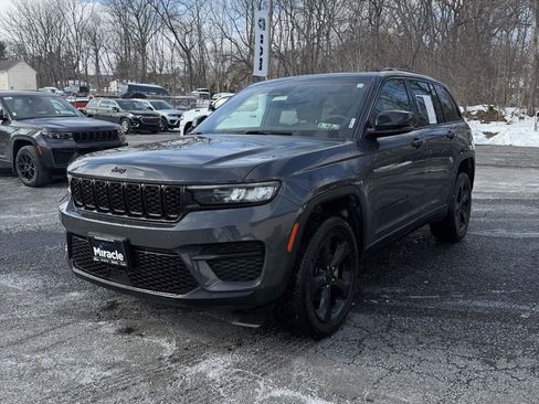 Used 2023 Jeep Grand Cherokee Altitude image 7