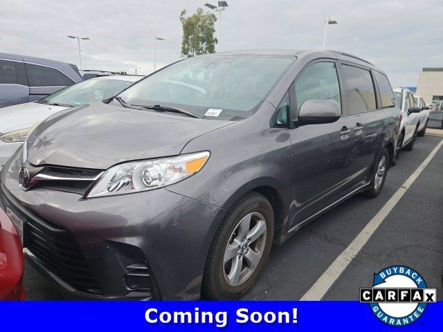 Used 2018 Toyota Sienna LE w/ Carpet Mat Package FWD image 1