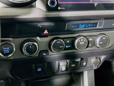 Certified 2021 Toyota Tacoma TRD Off-Road AWD/4WD image 14
