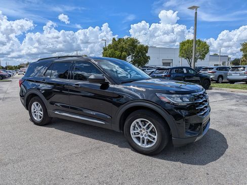 Used 2025 Ford Explorer Active RWD image 1