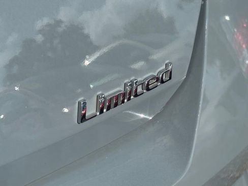 Used 2023 Hyundai Elantra Limited w/ Preferred Accessory Package FWD image 4