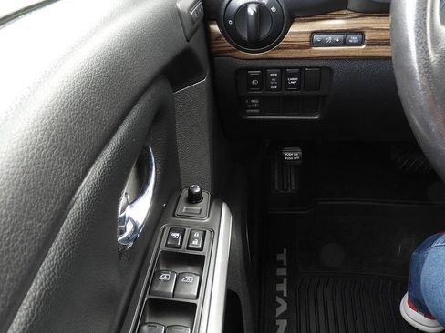 Used 2018 Nissan Titan SL w/ Chrome Package AWD/4WD image 19