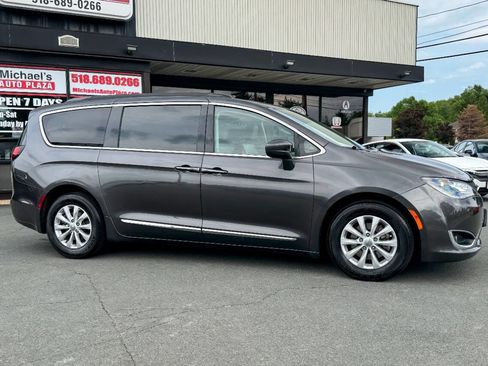 Used 2017 Chrysler Pacifica Touring-L FWD image 3