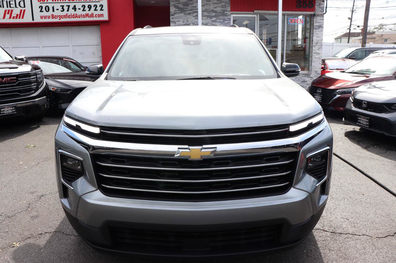 Used 2025 Chevrolet Traverse LT FWD image 8