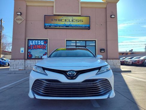 Used 2018 Toyota Camry XLE image 9