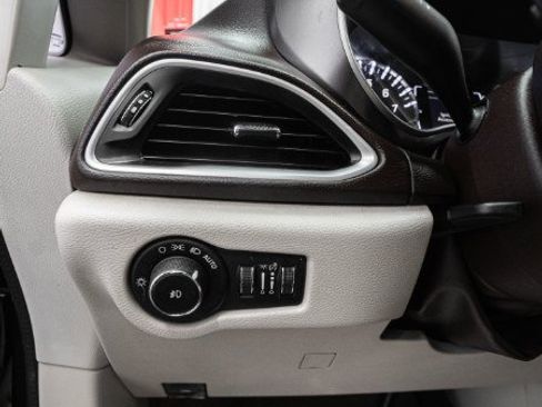 Used 2018 Chrysler Pacifica Touring-L FWD image 37