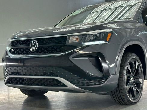 Used 2023 Volkswagen Taos SE w/ Black Wheel Package FWD image 4