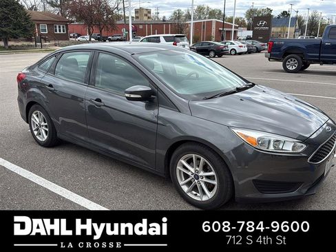 Used 2015 Ford Focus SE image 1