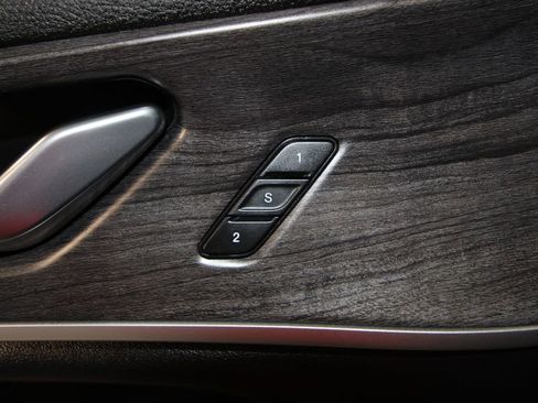 Used 2025 Jeep Grand Cherokee L Limited w/ Black Appearance Package image 9