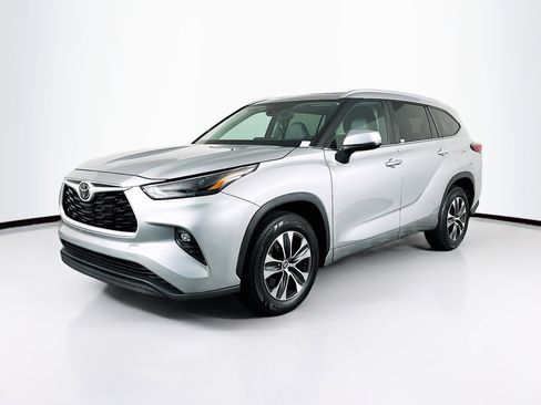 Used 2023 Toyota Highlander XLE FWD image 3