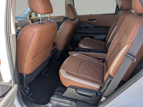 New 2026 Nissan Pathfinder Platinum image 15