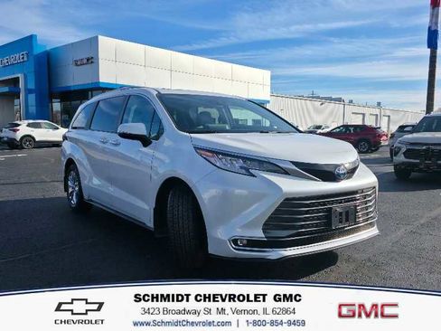 Used 2024 Toyota Sienna Limited image 3