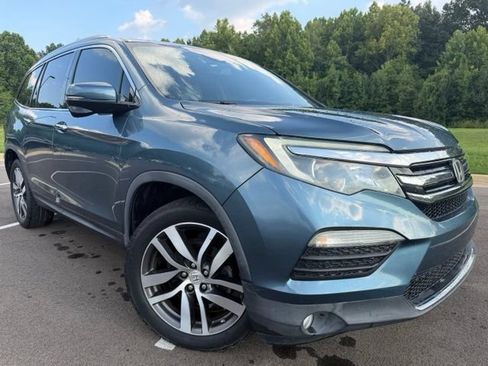 Used 2017 Honda Pilot Touring image 2