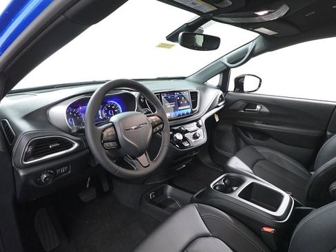 New 2026 Chrysler Pacifica Select w/ S Appearance Package FWD image 15
