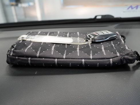 Used 2019 Chrysler Pacifica Touring-L image 33