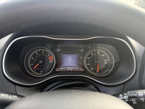 Used 2023 Jeep Cherokee Altitude Lux image 22