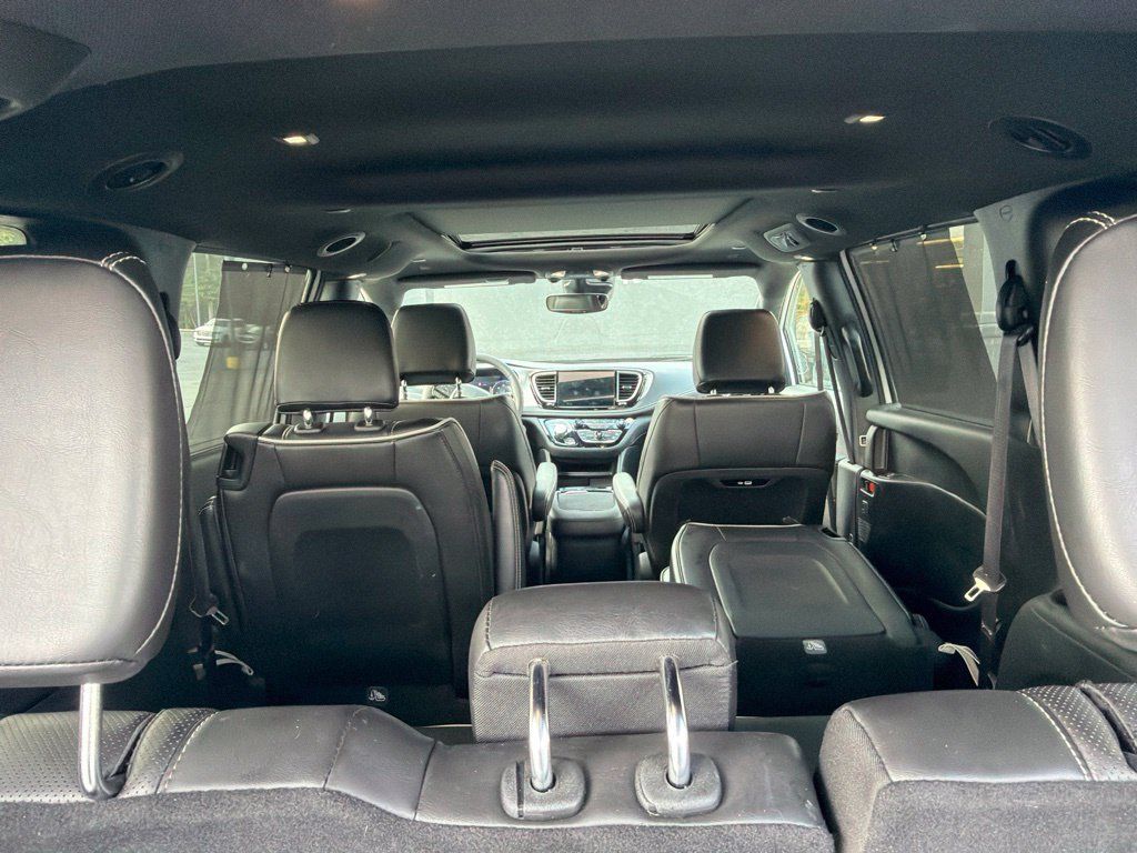 Used 2025 Chrysler Pacifica Limited FWD image 8