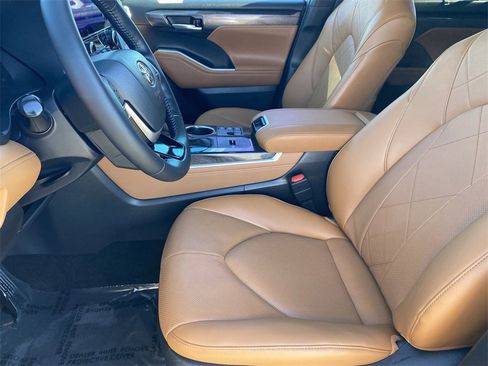 Certified 2025 Toyota Highlander Platinum image 21