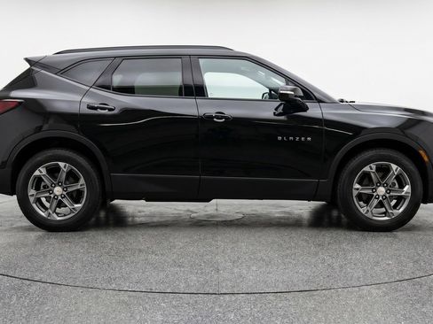 Used 2025 Chevrolet Blazer LT FWD image 11