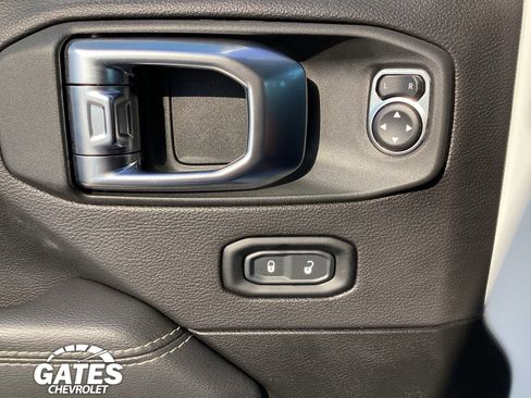 Used 2023 Jeep Wrangler Unlimited Sahara AWD/4WD image 19