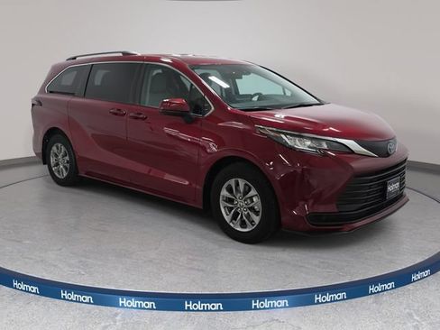 Certified 2023 Toyota Sienna LE FWD image 3