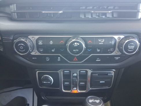 Used 2025 Jeep Wrangler Unlimited Sahara AWD/4WD image 23