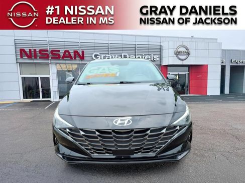 Used 2021 Hyundai Elantra SEL w/ Convenience + Premium Package FWD image 2
